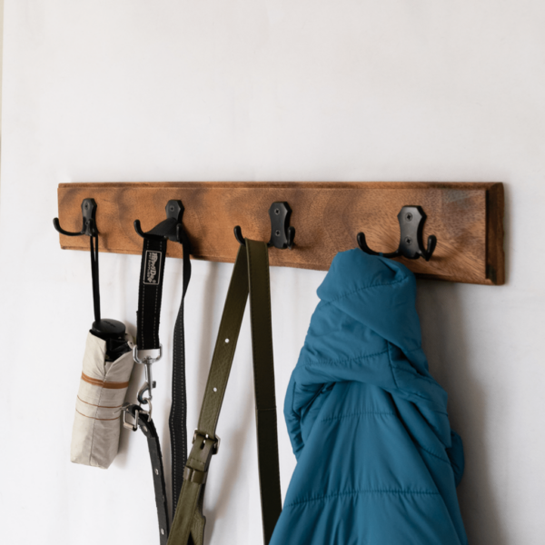 Perchero horizontal de pared en madera de Parota en uso