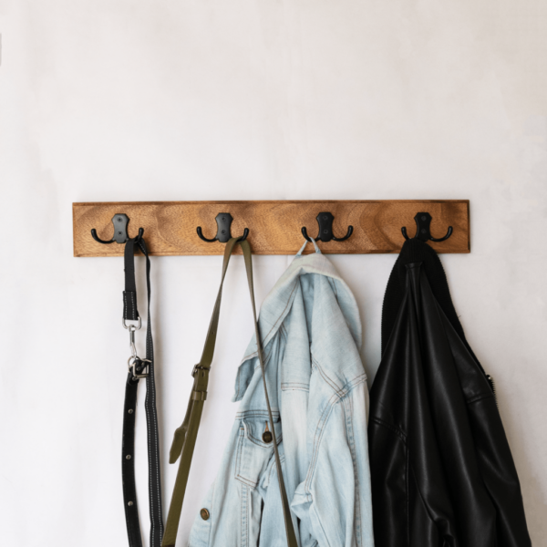 Perchero horizontal de pared en madera de Parota en uso foto fontal